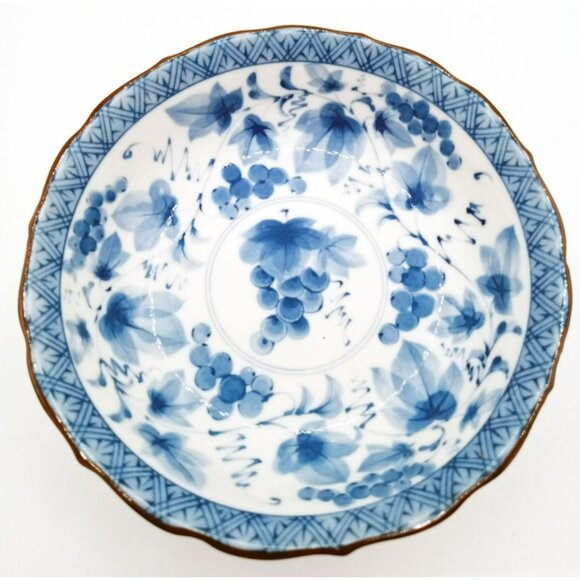 Vintage Japanese Blue White Porcelain Bowls Grapevine Scalloped Rim Set of 2 - Picture 5 of 16